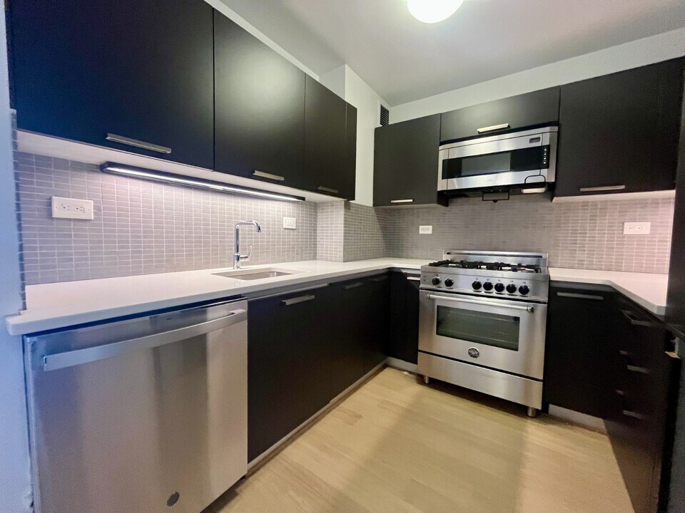222 E 39th St in New York, NY - Building Photo