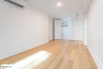 9 1st St, Unit 1 in Brooklyn, NY - Foto de edificio - Building Photo