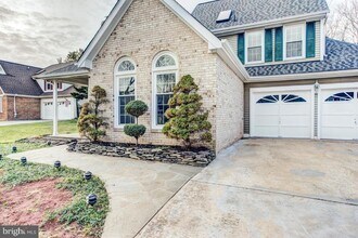 13432 Muirkirk Ln in Herndon, VA - Foto de edificio - Building Photo