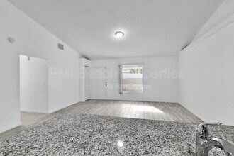 13900 Folkestone Cir in Wellington, FL - Building Photo - Building Photo