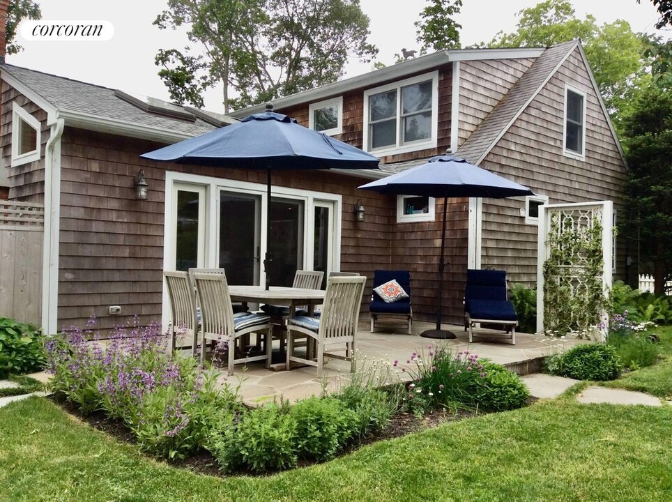 44 Miller Ln W in East Hampton, NY - Building Photo