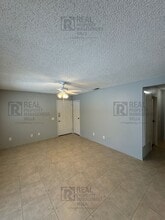 3809 Eisenhower Dr in Lake Elsinore, CA - Foto de edificio - Building Photo