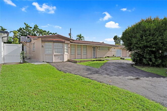 6613 Evergreen Dr in Miramar, FL - Building Photo - Building Photo