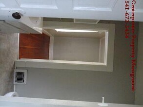 1416 SE Douglas Ave in Roseburg, OR - Building Photo - Building Photo