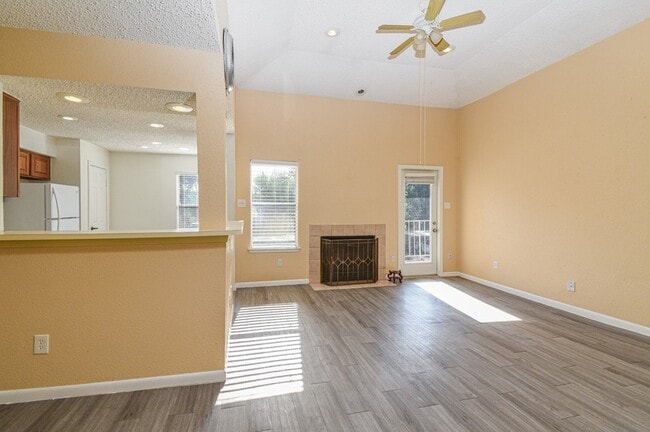 2011 Spenwick Dr, Unit 523 in Houston, TX - Foto de edificio - Building Photo