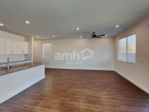 556 Topiary Pk Ave in Las Vegas, NV - Foto de edificio - Building Photo