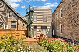 872 N Hermitage Ave in Chicago, IL - Foto de edificio - Building Photo