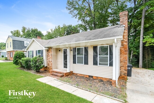 5507 Lawrence Orr Rd in Charlotte, NC - Foto de edificio - Building Photo