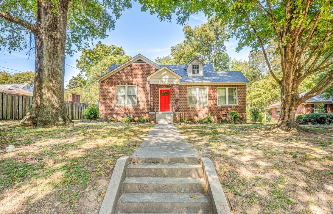 140 Holmes Ave in Covington, TN - Building Photo
