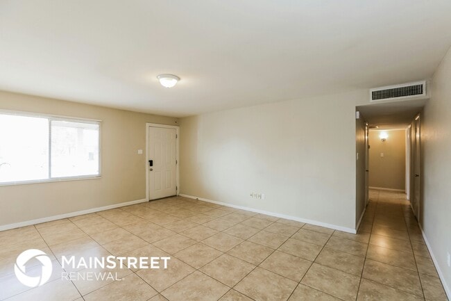 6720 W Holly St in Phoenix, AZ - Foto de edificio - Building Photo