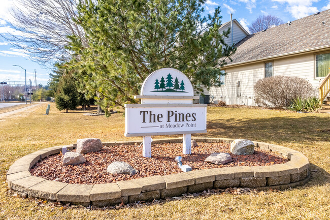 The Pines at Meadow Point in West Des Moines, IA - Foto de edificio - Building Photo