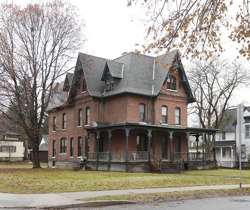 49 Center St in Oneonta, NY - Building Photo