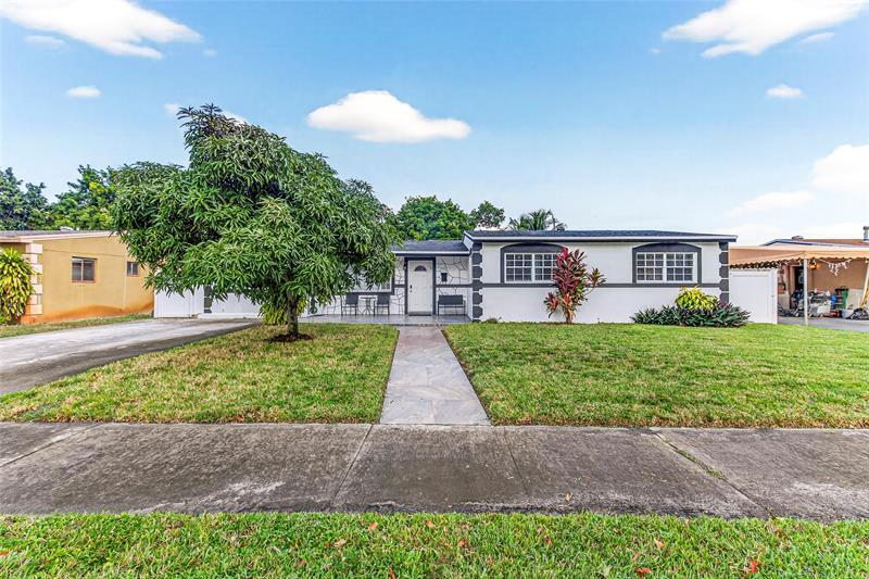 19621 NW 11th Ct in Miami, FL - Building Photo