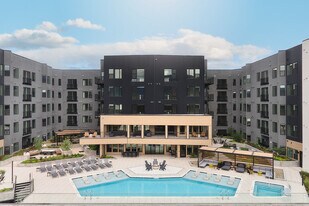 The Hunter in Colorado Springs, CO - Building Photo