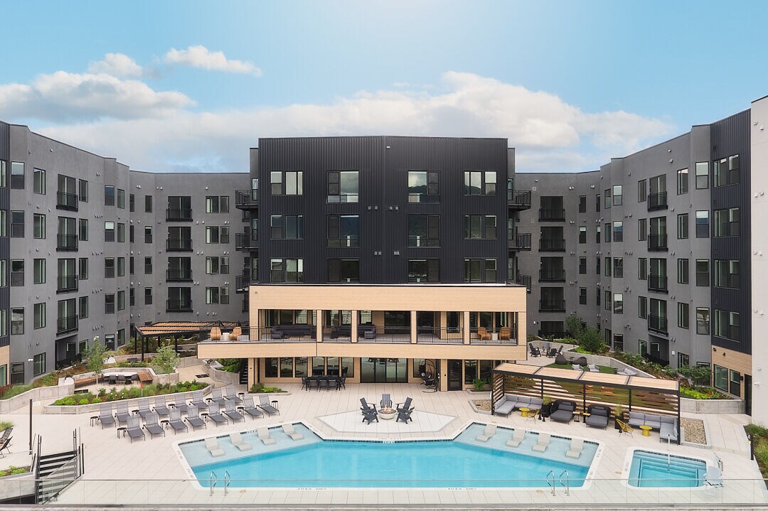 The Hunter in Colorado Springs, CO - Building Photo