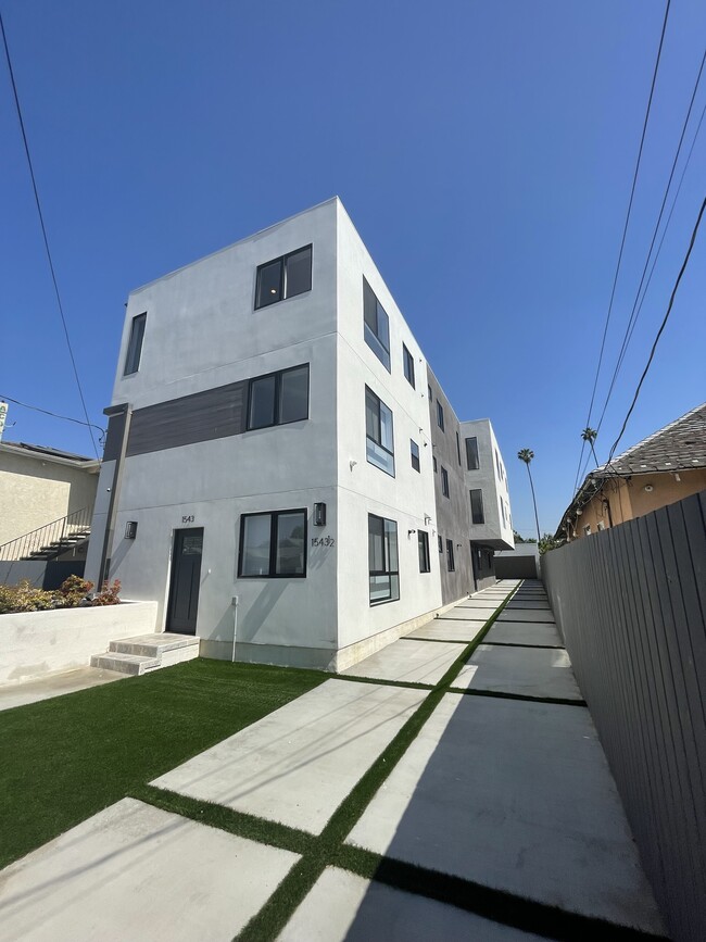 1543 W 37th Pl, Unit 1543 #301 in Los Angeles, CA - Building Photo - Building Photo