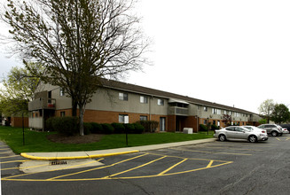 Bedford Green Apartments in Bedford, OH - Foto de edificio - Building Photo