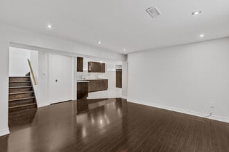 32 Victor Blvd in Hamilton, ON - Building Photo - Building Photo