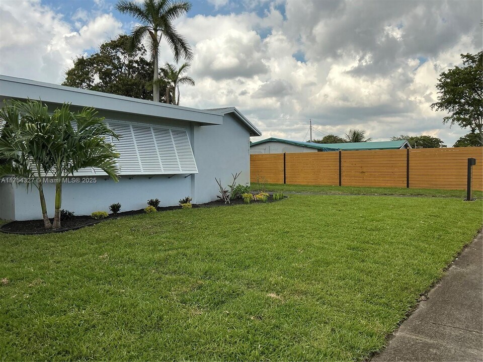 2161 SW 36th Terrace in Fort Lauderdale, FL - Foto de edificio