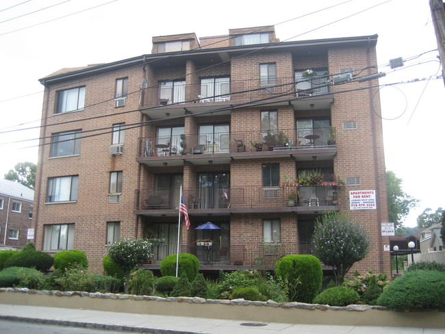 585 N Railroad Ave in Staten Island, NY - Building Photo - Building Photo