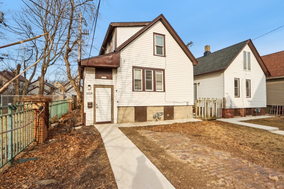 1653 N Arlington Pl in Milwaukee, WI - Building Photo