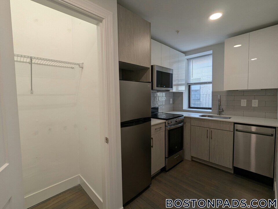 11 Peterborough St in Boston, MA - Building Photo