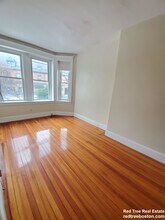31 Herrick Rd, Unit 1 in Newton, MA - Foto de edificio - Building Photo