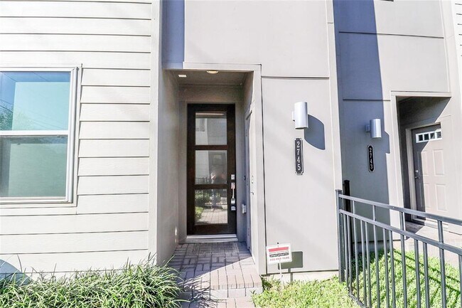 2745 Clinton Dr in Houston, TX - Foto de edificio - Building Photo