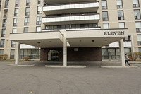 Bayview Square Apartments in Toronto, ON - Building Photo - Building Photo