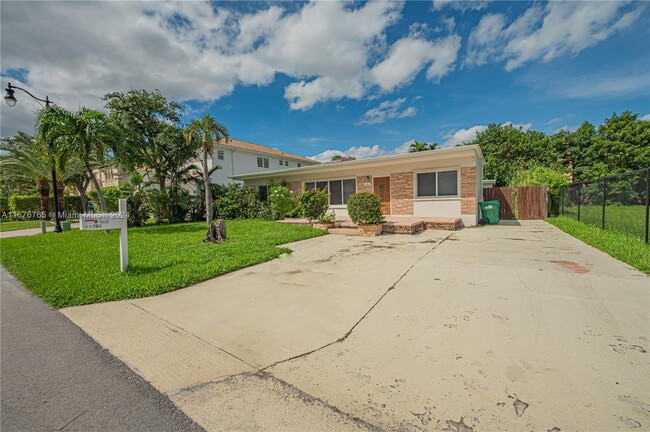 261 188th St in Sunny Isles Beach, FL - Foto de edificio - Building Photo
