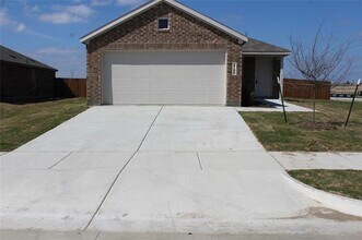 2100 Neyland Dr in Ennis, TX - Building Photo - Building Photo