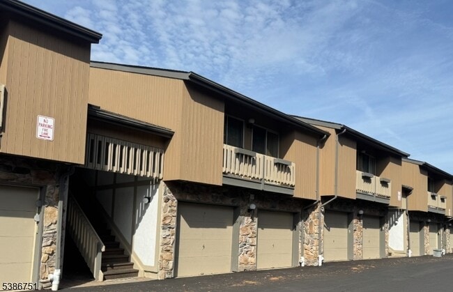 16 Buchanon Ct in West Orange, NJ - Foto de edificio - Building Photo