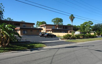 Twin Terrace in St. Petersburg, FL - Building Photo
