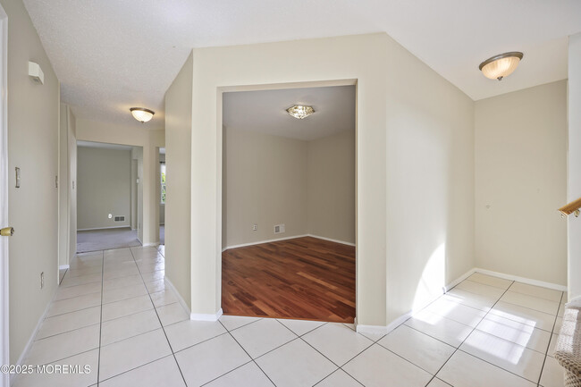 17 Kingfisher Ct in Marlboro, NJ - Building Photo - Building Photo