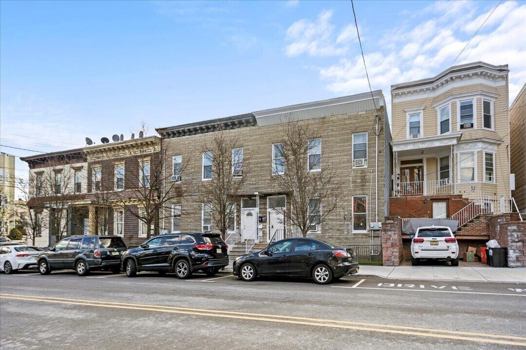 607 18th St in Union City, NJ - Building Photo