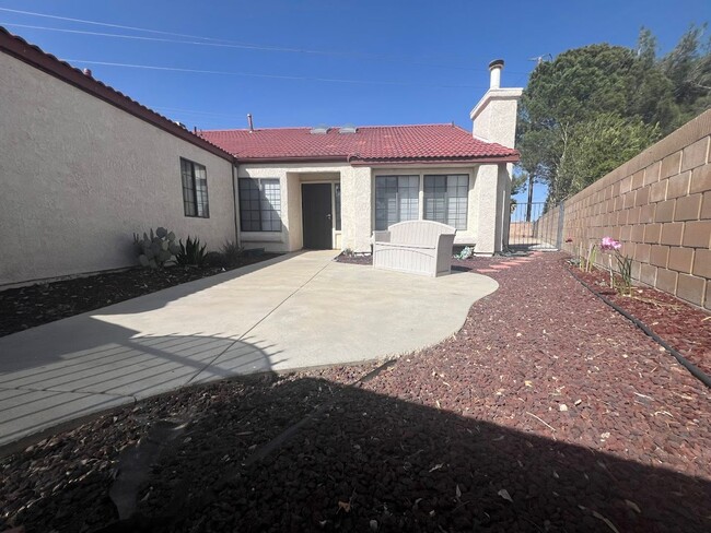 2511 MacFarlane Dr in Lancaster, CA - Foto de edificio - Building Photo