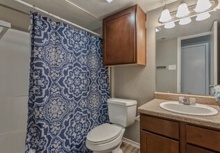 Hampton Court in Garland, TX - Foto de edificio - Building Photo