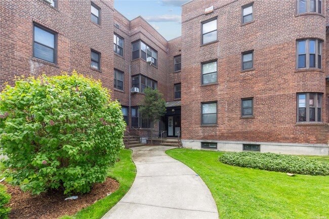 property at 150 S Middle Neck Rd