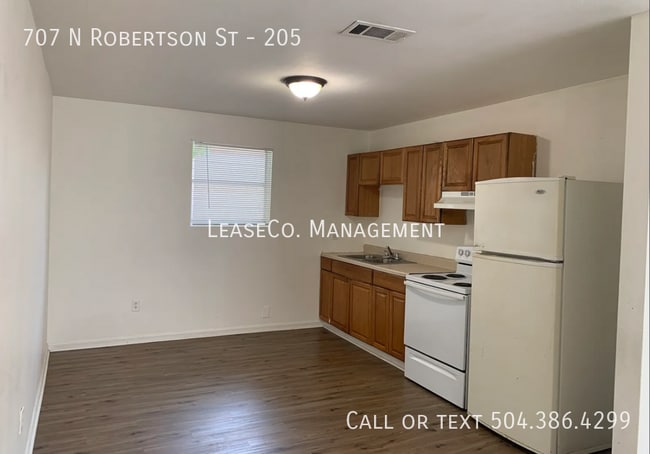 707 N Robertson St in Chalmette, LA - Foto de edificio - Building Photo