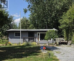 200 Spring Rd in Georgina, ON - Building Photo