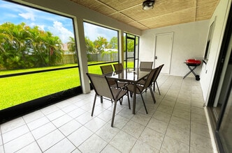 722 SE Thanksgiving Ave in Port St. Lucie, FL - Foto de edificio - Building Photo