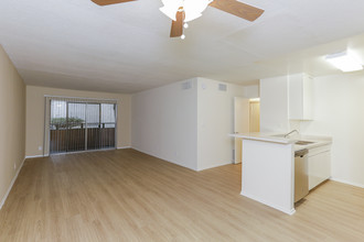 Pacific Pointe Apartments in North Hollywood, CA - Building Photo - Interior Photo