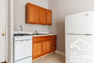 1050 W George St, Unit 301 in Chicago, IL - Building Photo
