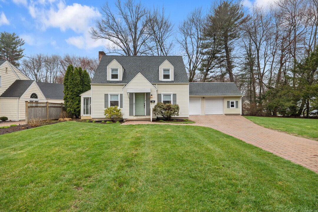 27 Tecumseh Rd in West Hartford, CT - Foto de edificio