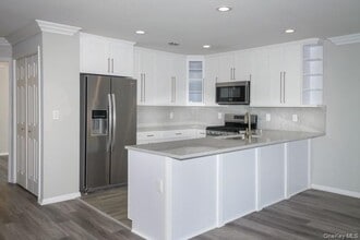 23 Overlook Dr in Farmingville, NY - Building Photo - Building Photo