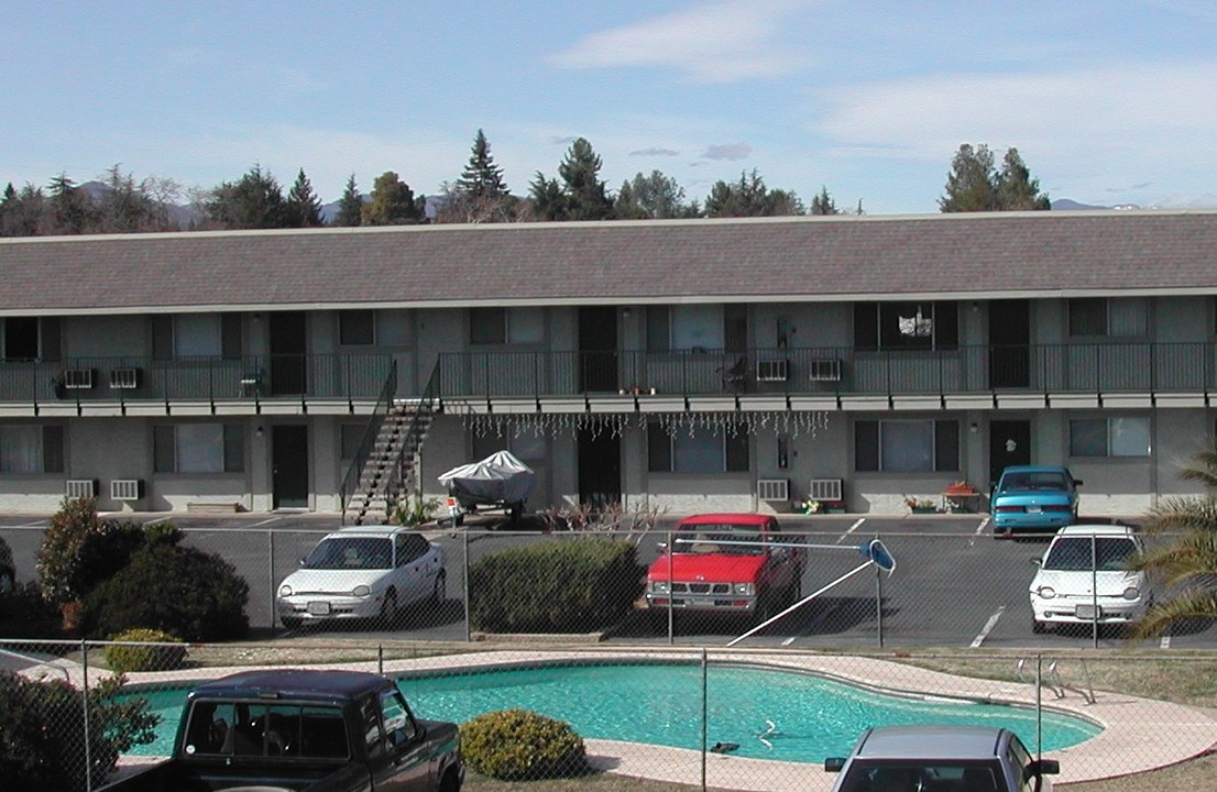 Sundial Apartments in Redding, CA - Foto de edificio