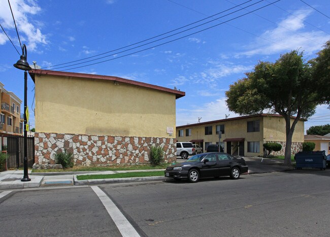 9823-9827 Walnut St in Bellflower, CA - Foto de edificio - Building Photo
