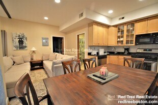 1031 Tremont St in Boston, MA - Building Photo