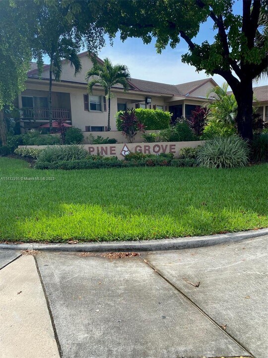 11241 SW 88th St-Unit -103F in Miami, FL - Building Photo