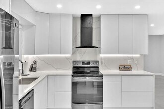 4925 Polk St in Hollywood, FL - Building Photo - Building Photo
